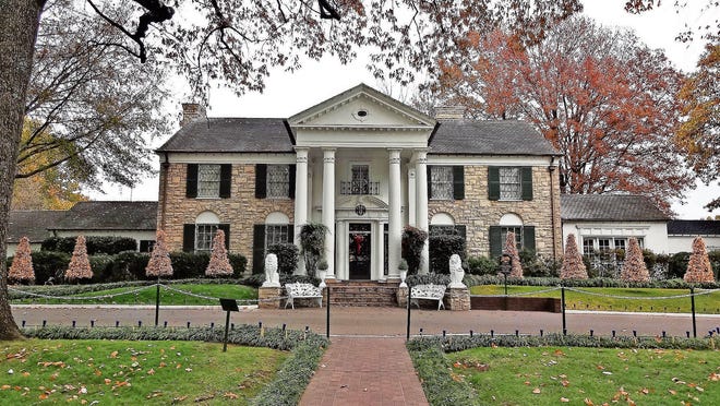 Amazing Graceland: Elvis' home is decked out for the holidays ...
